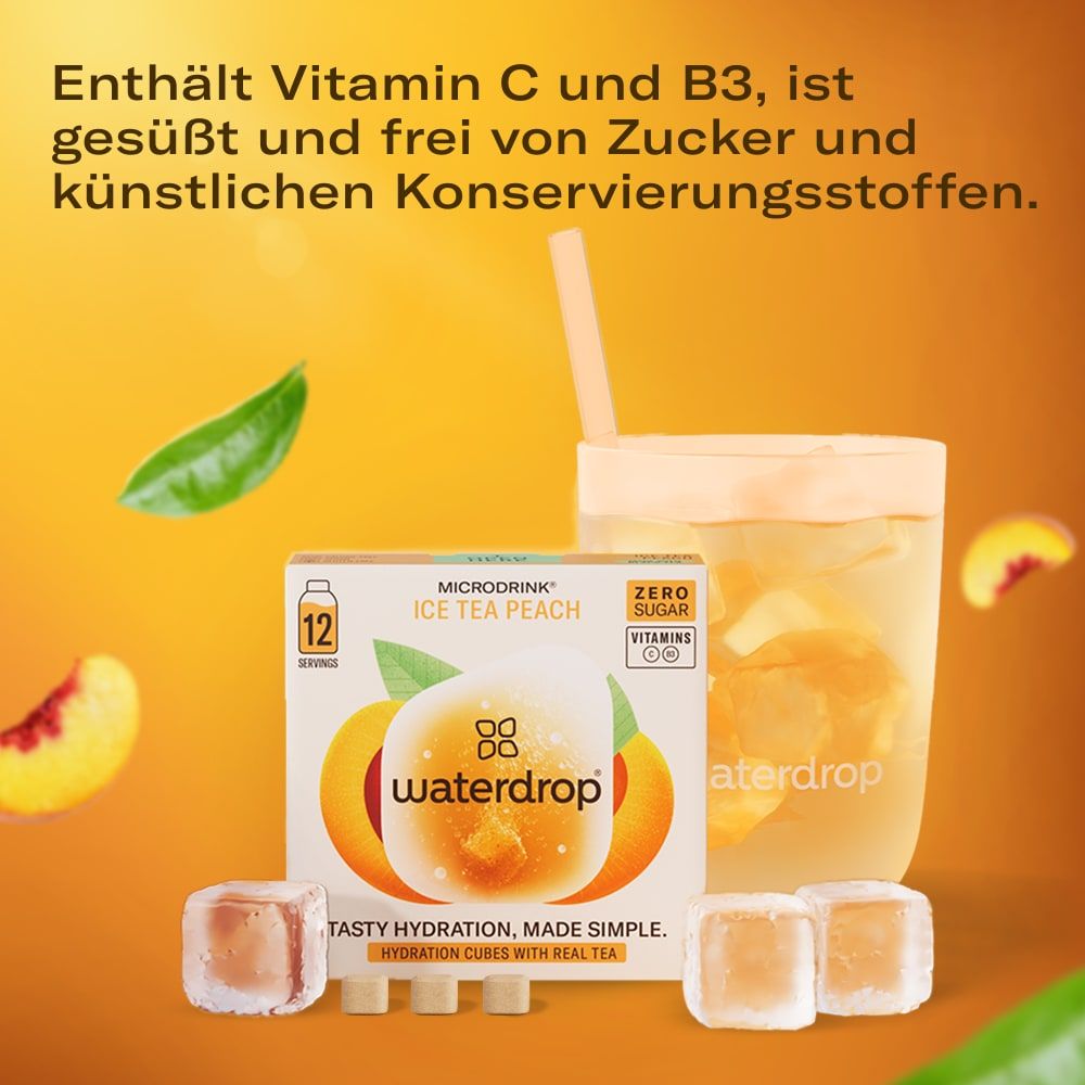 Packung waterdrop® Ice Tea Peach, ein Glas Eistee, Eiswürfel und Pfirsichstücke.