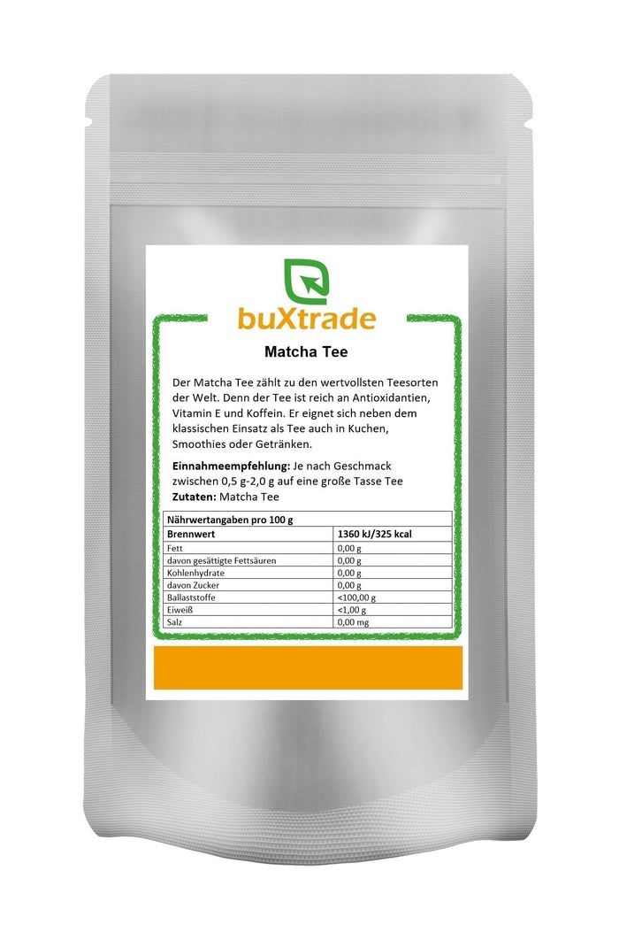 Beutel mit Matcha Tee Pulver. Weißer Beutel mit Etikett, Produktname und Nährwertangaben.