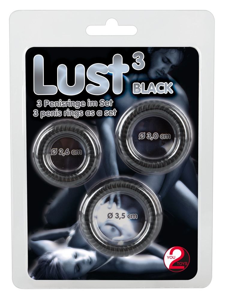 Verpackung mit drei schwarzen Penisringen. Text: Lust³ Black, Größenangaben. Hintergrund: Paar.