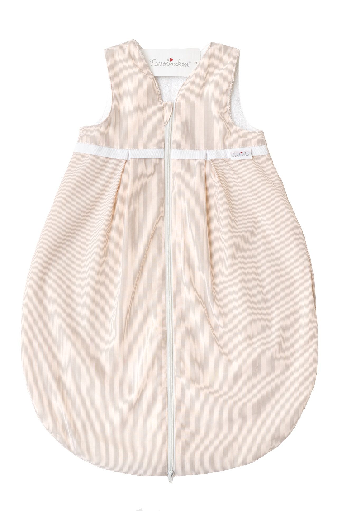 Beigefarbener Schlafsack mit Reißverschluss und weißem Saum. Marke Tavolinchen sichtbar.