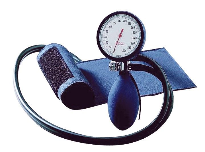 Blutdruckmessgerät mit Manschette, Manometer, Doppelschlauch und Ball. Schwarzes Gehäuse, blaue Manschette.