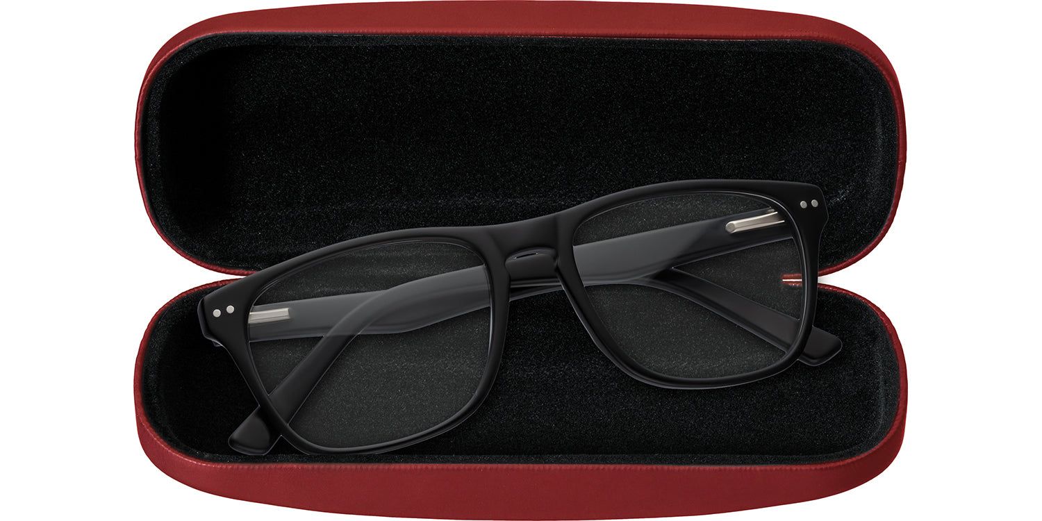 Rotes Hartschalenetui, geöffnet. Schwarze Brille innen. Schwarzes Innenfutter.
