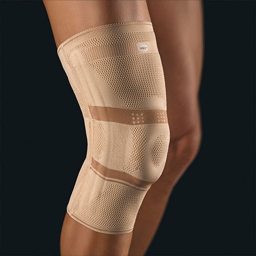Beige Kniebandage BORT Select StabiloGen. Gestricktes Material, seitliche Verstärkungen, Kniebereich offen. Logo sichtbar.
