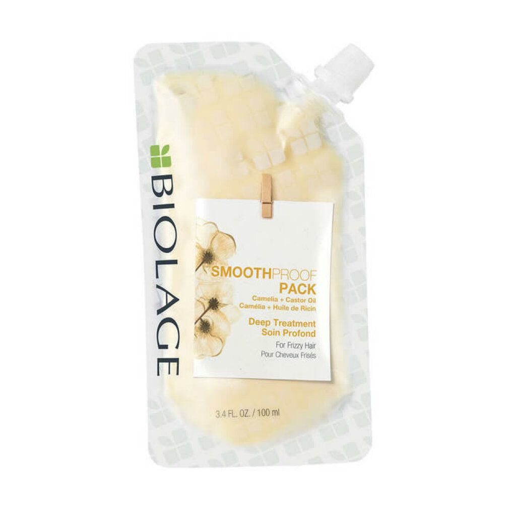 Beutel mit cremiger Substanz. Aufkleber mit Produktnamen und floralem Design. Marke Biolage. Text: Smoothproof Pack, Deep Treatment.