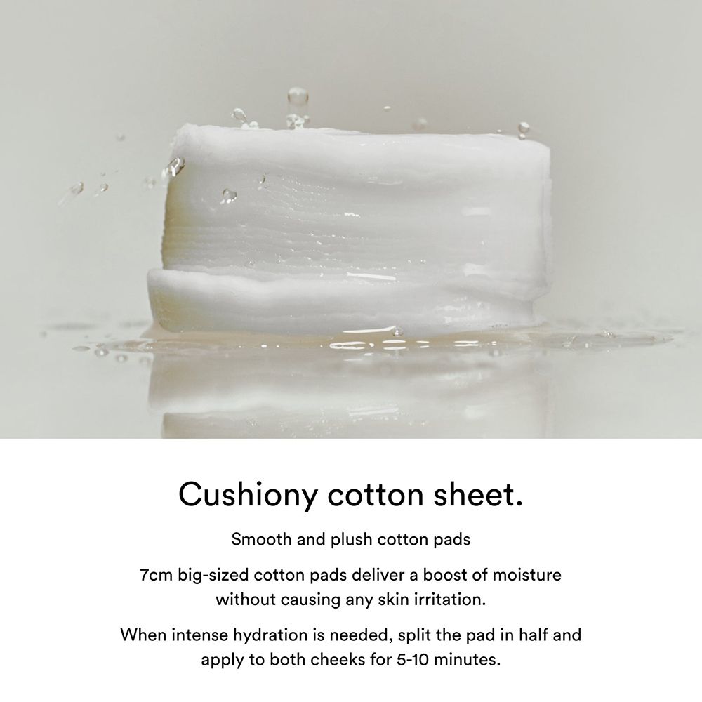 Quadratischer, weißer Wattepad, umgeben von Wasser. Text: „Cushiony cotton sheet.“