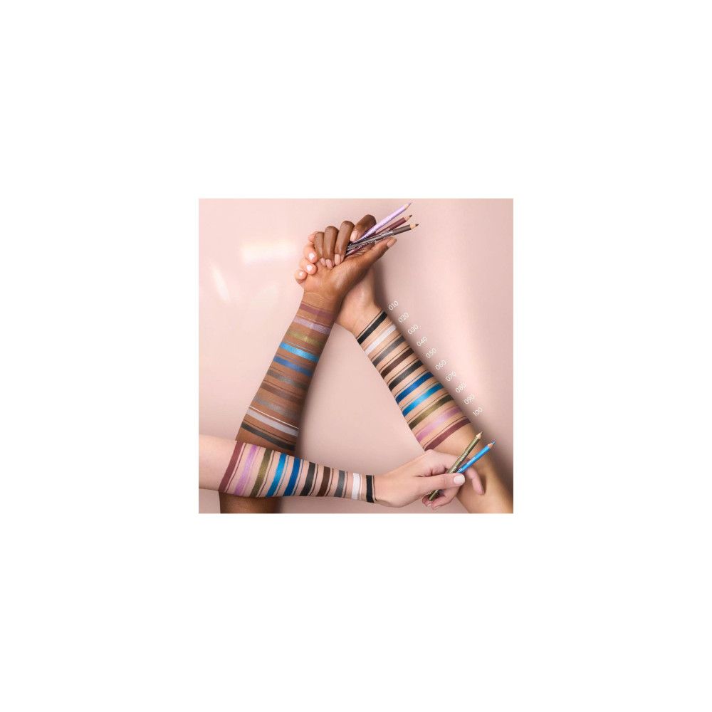 Arme mit Kajalstift-Strichen in verschiedenen Farben. Kajalstifte in den Händen.