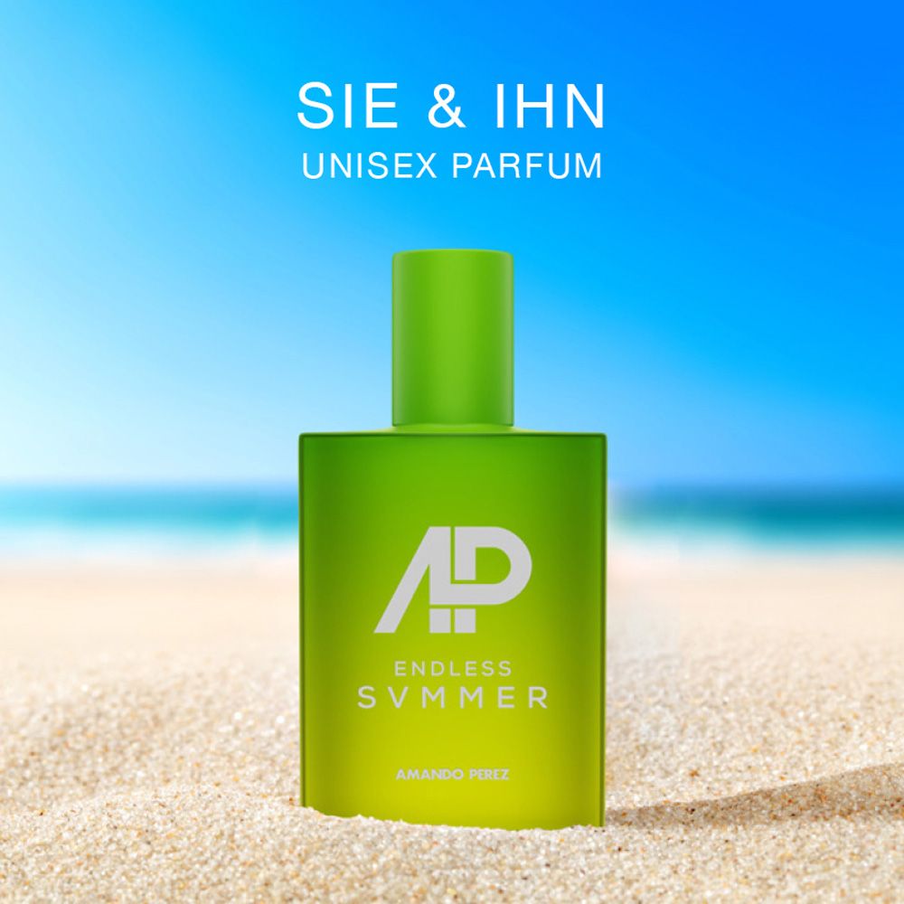 Grüne Flasche mit weißem Text: AP, Endless Summer, Amando Perez. Auf Sand, vor Meer und Himmel. Unisex Parfum.