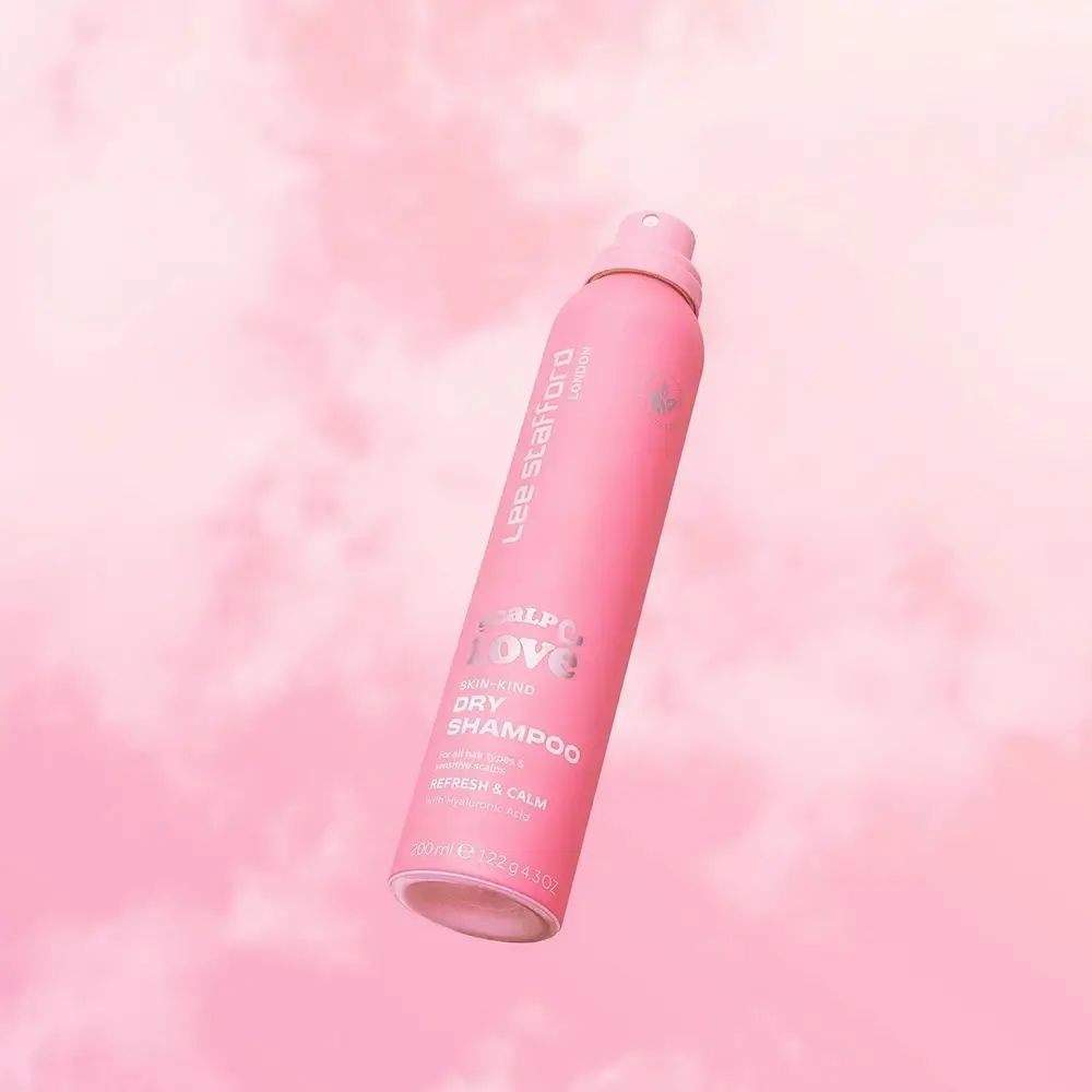 Rosa Trockenshampoo-Flasche vor rosa Wolkenhintergrund. Aufschrift: Scalp Love, Dry Shampoo.