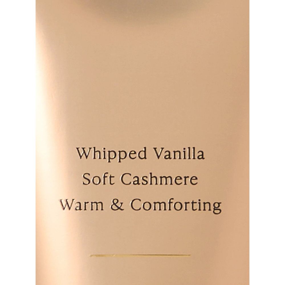 Text auf cremefarbenem Hintergrund: Whipped Vanilla, Soft Cashmere, Warm & Comforting.