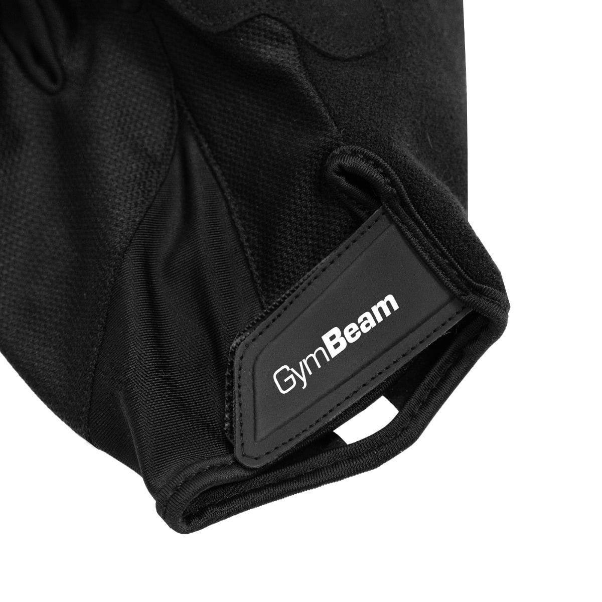 Detailansicht des Klettverschlusses und des GymBeam-Logos an schwarzen Radsporthandschuhen.