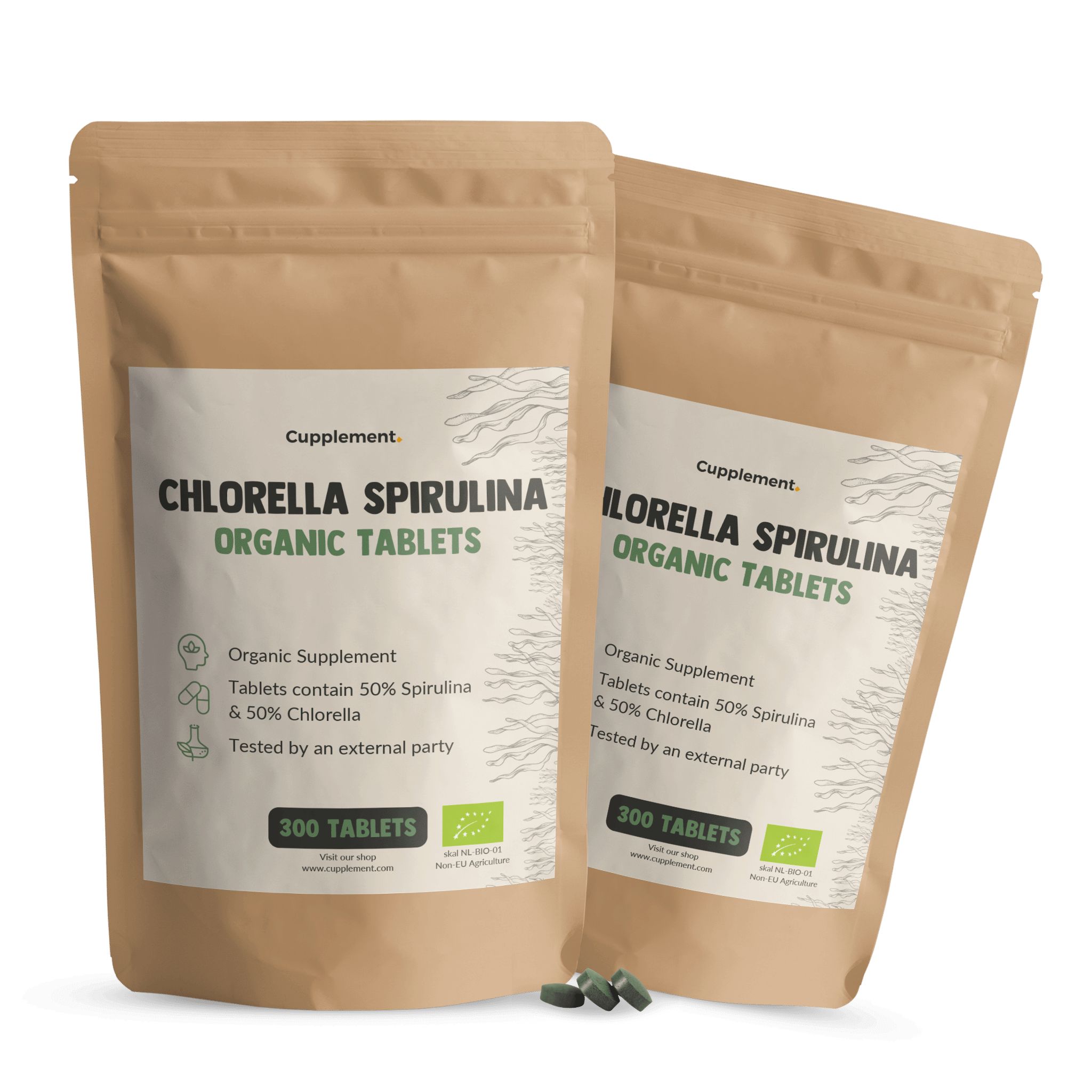 Zwei Beutel mit Tabletten. Aufschrift: Chlorella Spirulina Organic Tablets. 300 Tabletten. Grün-braune Verpackung.