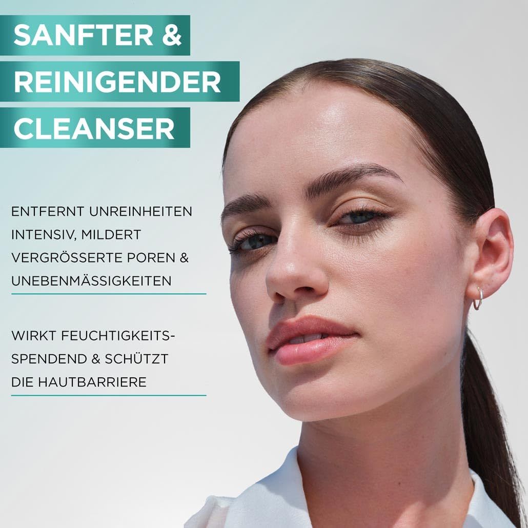 Porträt einer Frau. Text: Sanfter & Reinigender Cleanser. Text: Entfernt Unreinheiten, mildert Poren. Hautpflege.