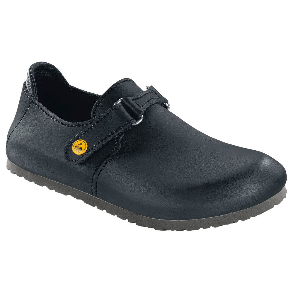 Schwarzer ESD-Clog mit Riemen und gelbem Logo. Graue Sohle. Leder. Seitliche Ansicht.