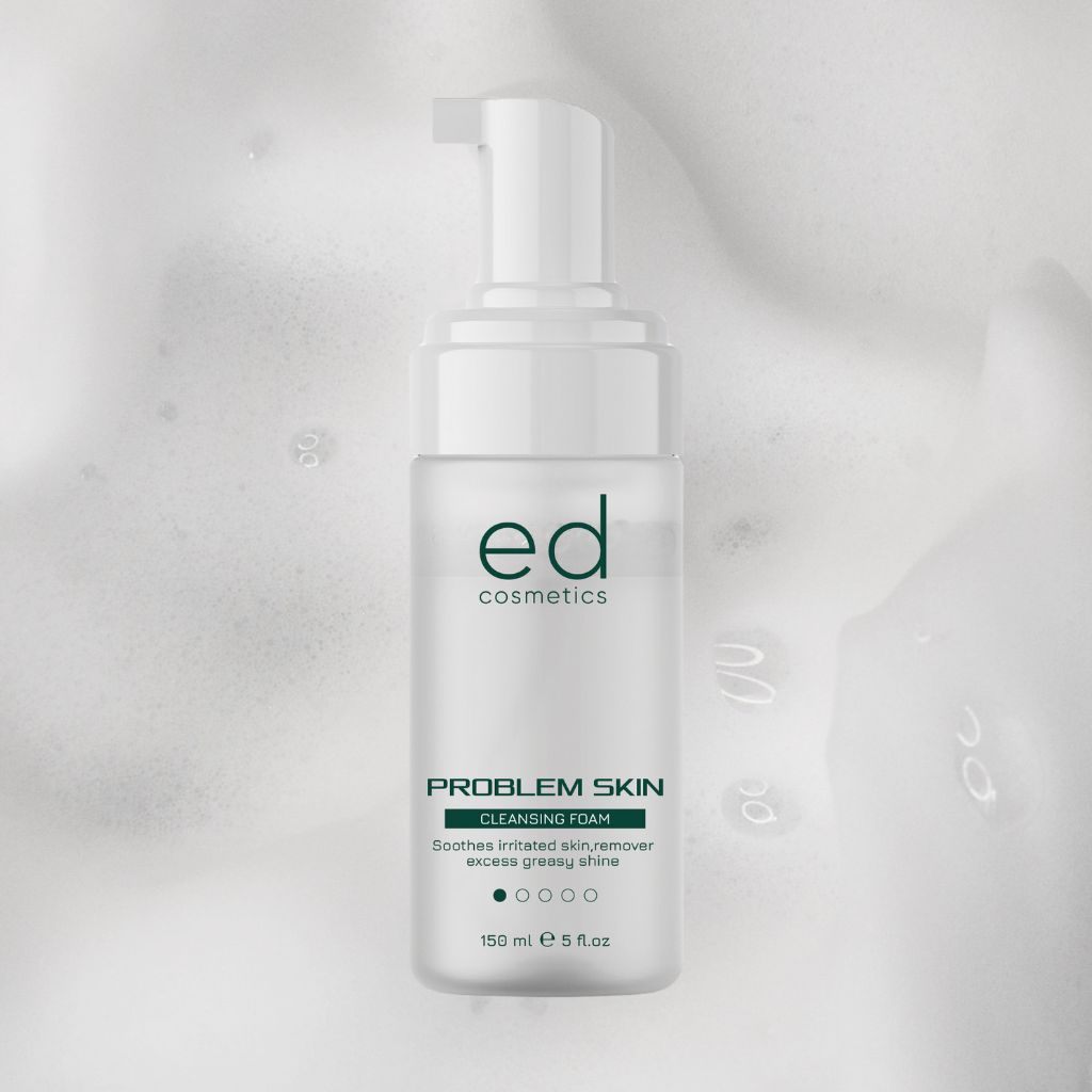 Weiße Flasche mit Pumpe. Aufschrift: ed cosmetics, PROBLEM SKIN CLEANSING FOAM. Umgeben von Schaum.