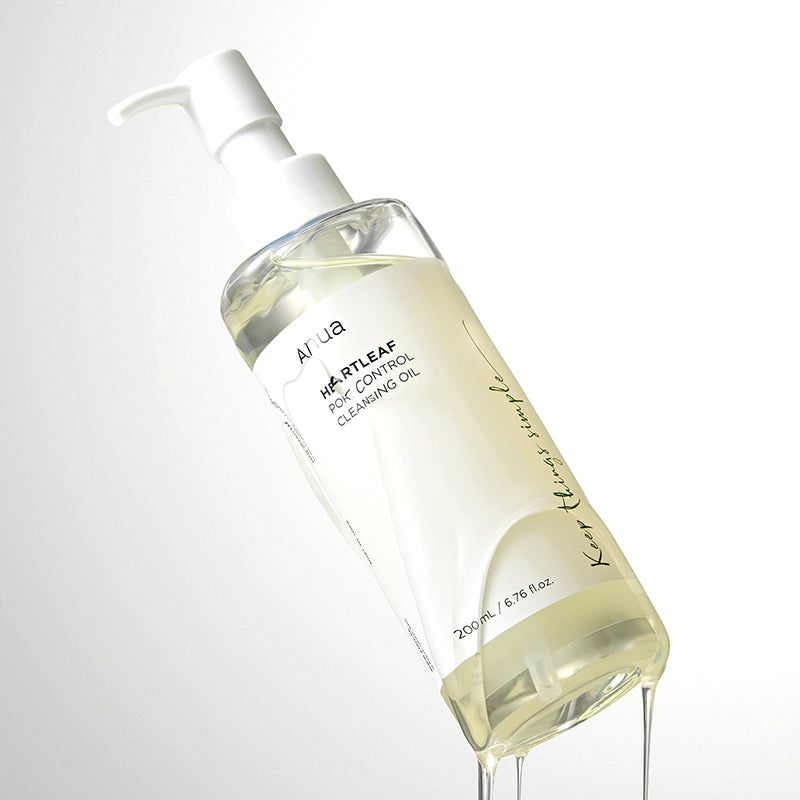 Transparente Flasche mit Pumpe. Aufschrift: Anua Heartleaf Pore Control Cleansing Oil. Unten: 200 ml / 6.76 fl.oz. Öl tropft.