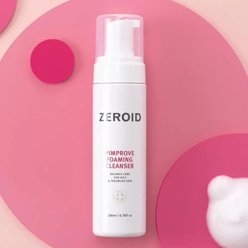 ZEROID Pimprove Foaming Cleanser auf rosa Hintergrund. Text: Pimprove Foaming Cleanser, Balance Care for Oily & Troubled Skin. 200ml/6.76fl oz.