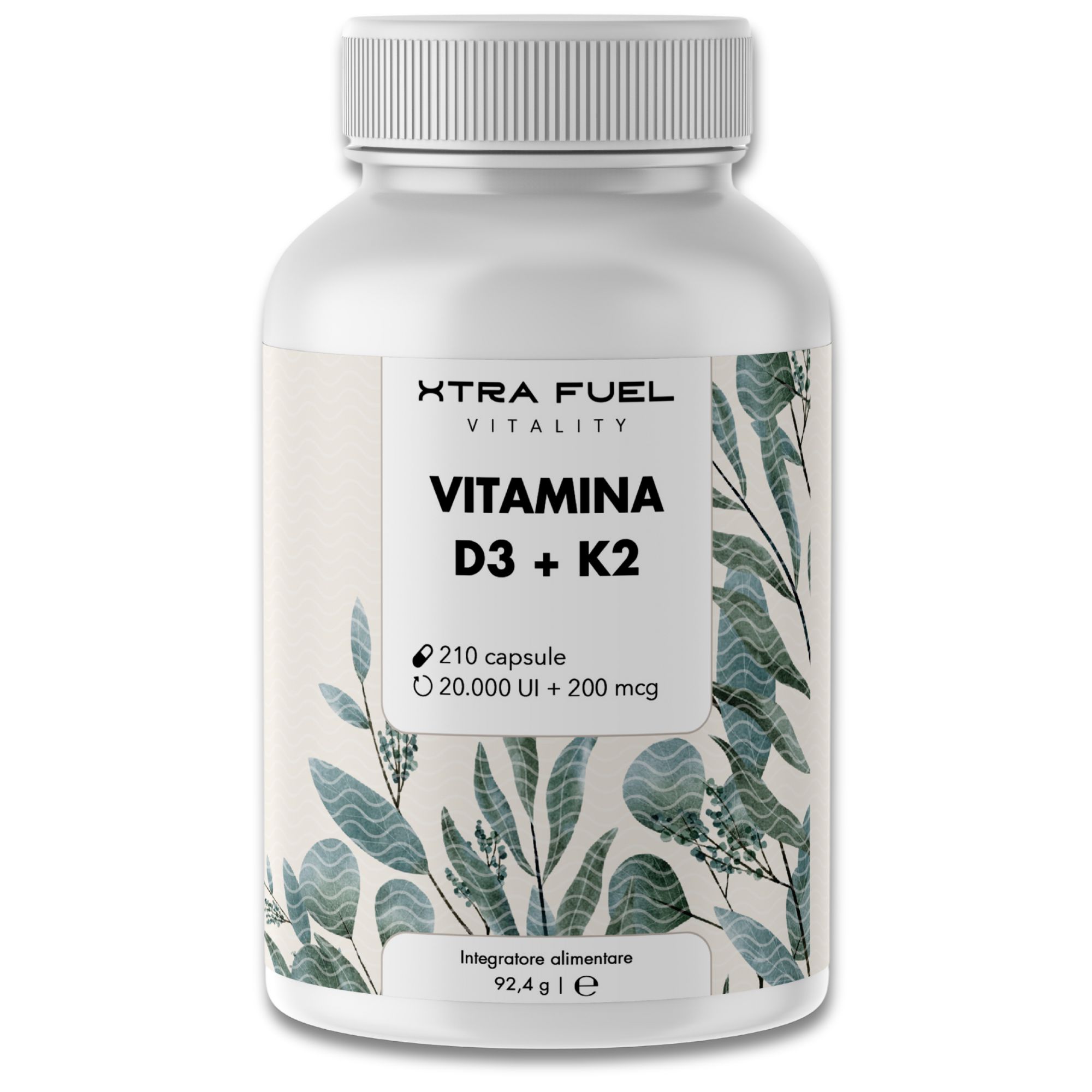 Weiße Flasche mit Kapseln. Aufschrift: XTRA FUEL, Vitamin D3 + K2. 210 Kapseln, 20.000 I.E. + 200 mcg. Floral-Design.