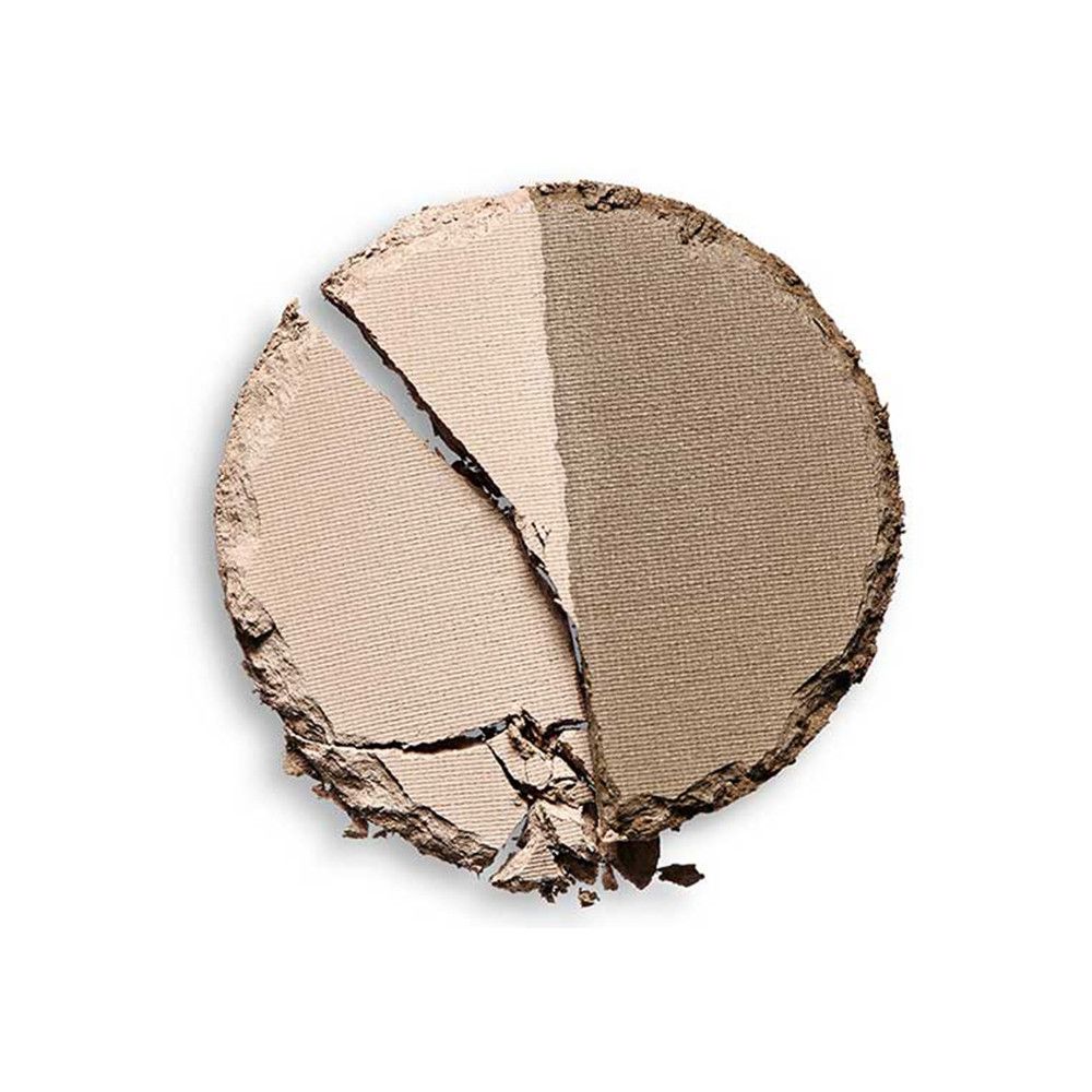 Runder Augenbrauenpuder, in drei Teile zerbrochen. Helle und dunkle Farbtöne.