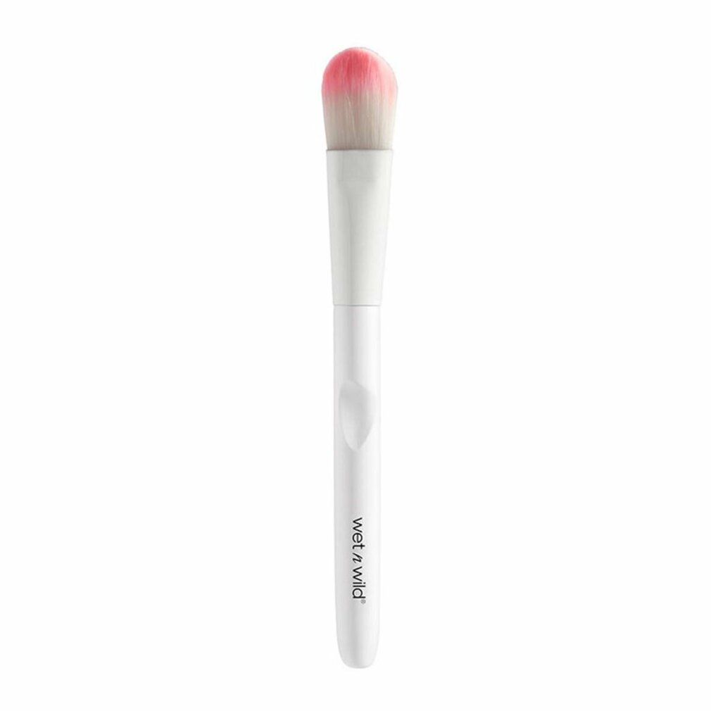 Weißer Foundation-Pinsel mit rosa Pinselhaaren. Der Griff hat den Markennamen "Wet n Wild".