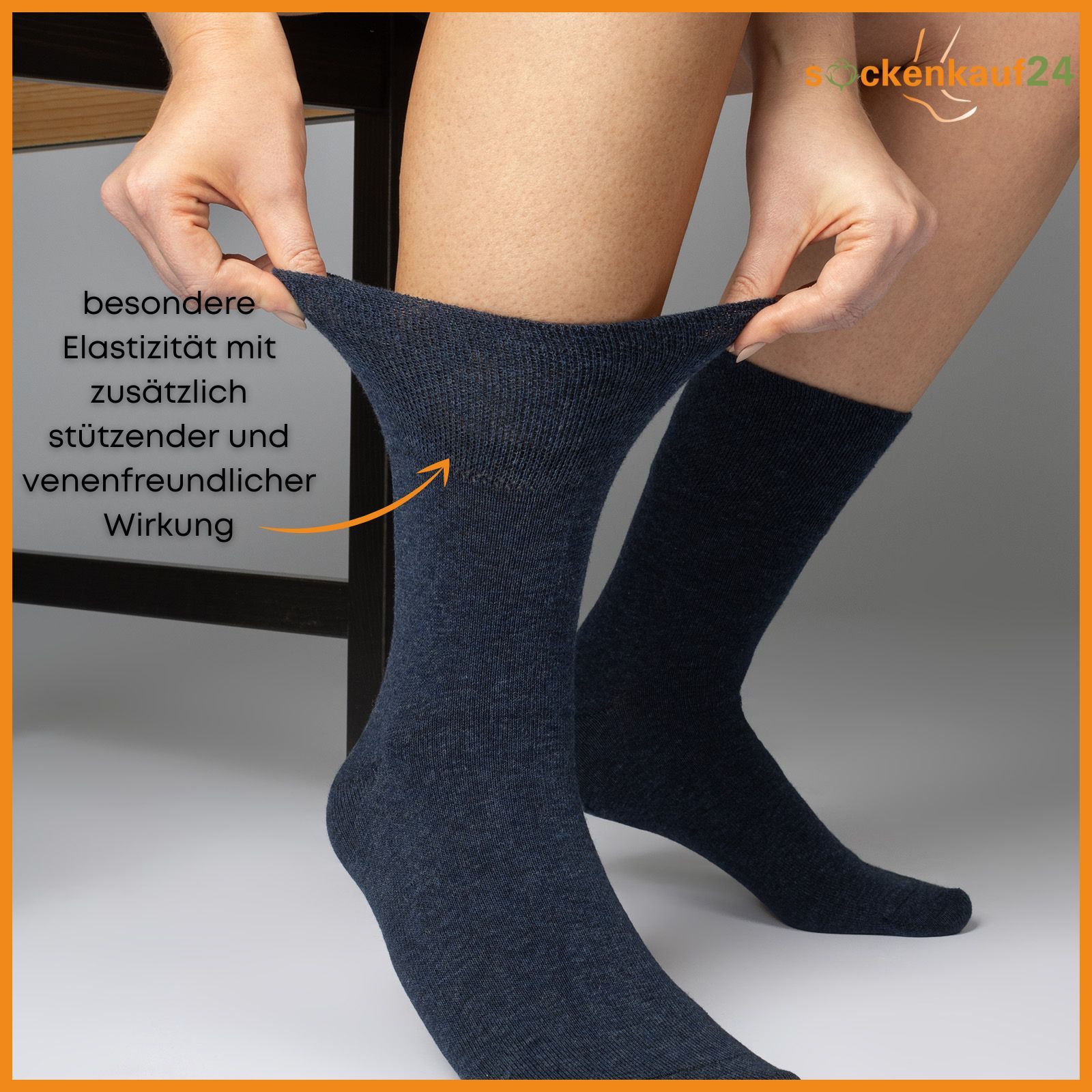 Eine Person zieht eine dunkelblaue Socke auseinander. Text: Besondere Elastizität mit zusätzlich stützender und venenfreundlicher Wirkung.