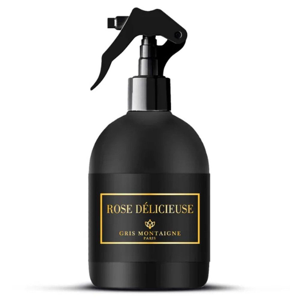 Schwarze Sprühflasche mit schwarzem Sprühkopf. Auf dem Etikett steht "ROSE DÉLICIEUSE" und "GRIS MONTAIGNE PARIS".