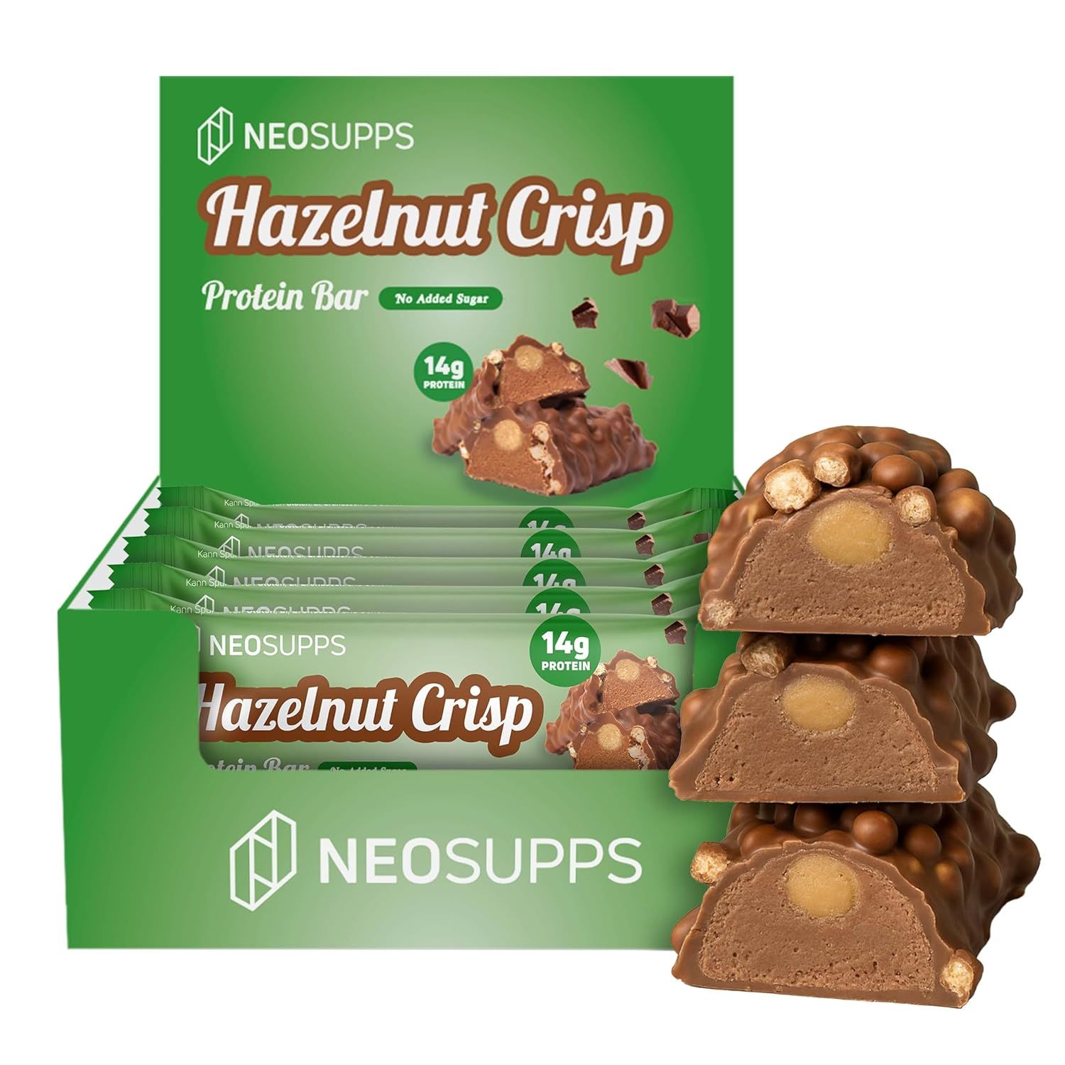 Geöffnete grüne Schachtel mit Proteinriegeln. Drei halbe Proteinriegel sind gestapelt. Auf der Verpackung steht "Hazelnut Crisp".