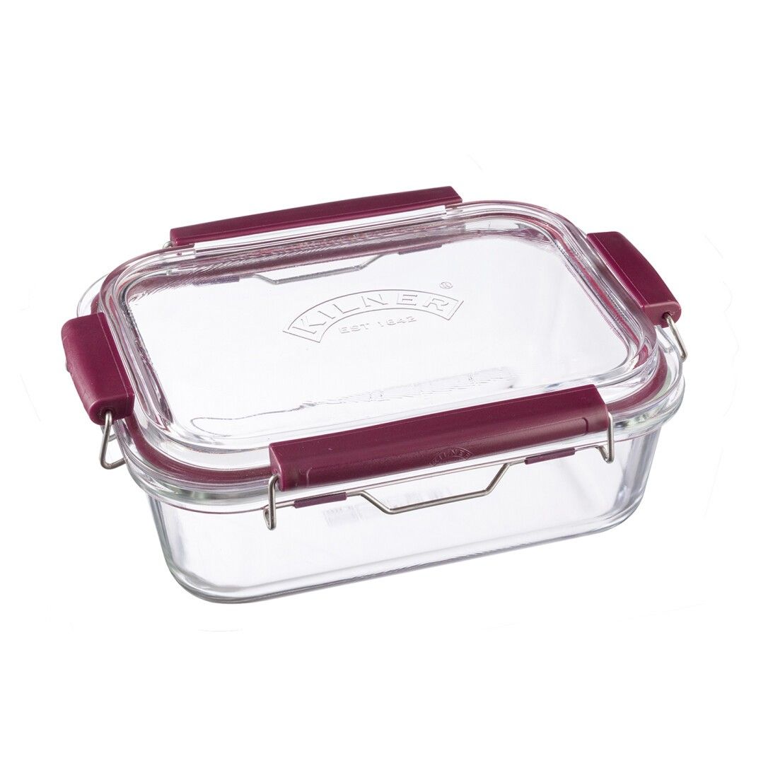 Rechteckige Frischhaltedose aus Glas mit Deckel und Clips. Deckel und Clips sind weinrot. Das Logo KILNER ist auf dem Deckel sichtbar.