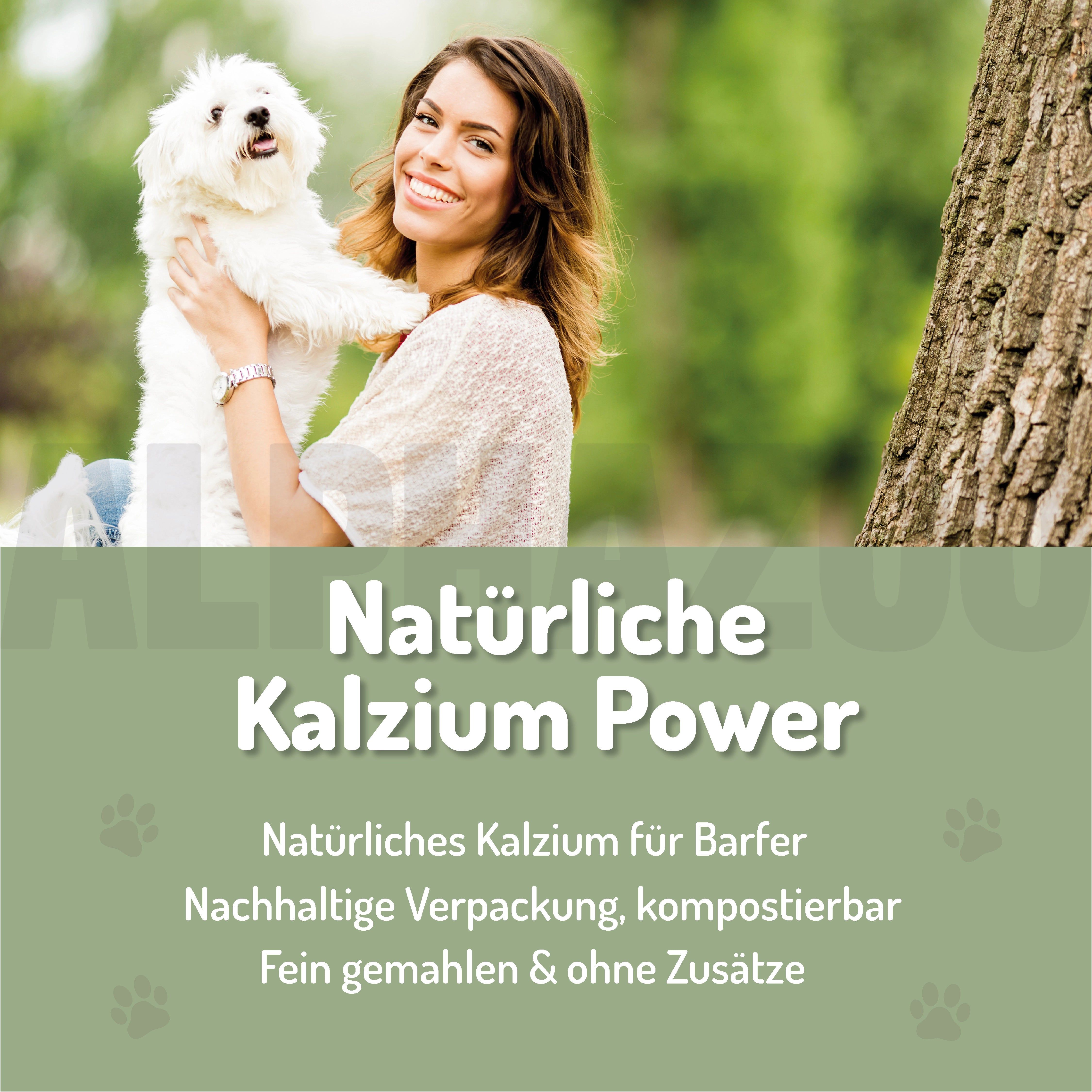 Frau hält einen weißen Hund. Text: Natürliche Kalzium Power. Natürliches Kalzium für Barfer. Nachhaltige Verpackung, kompostierbar.