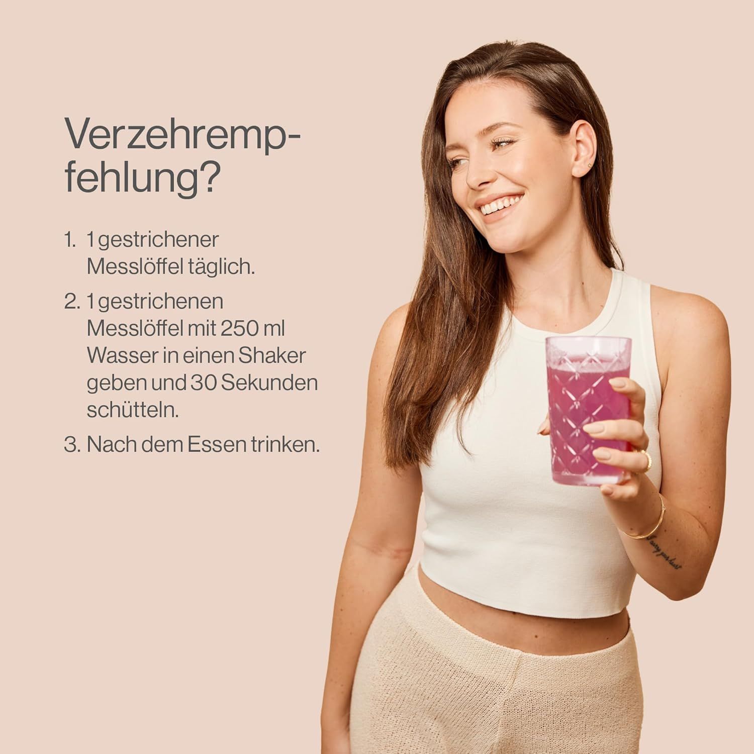 Frau hält Getränk in Glas. Text: Verzehrempfehlung. 1 Messlöffel täglich. 2 Messlöffel in Shaker mit Wasser. Nach dem Essen trinken.