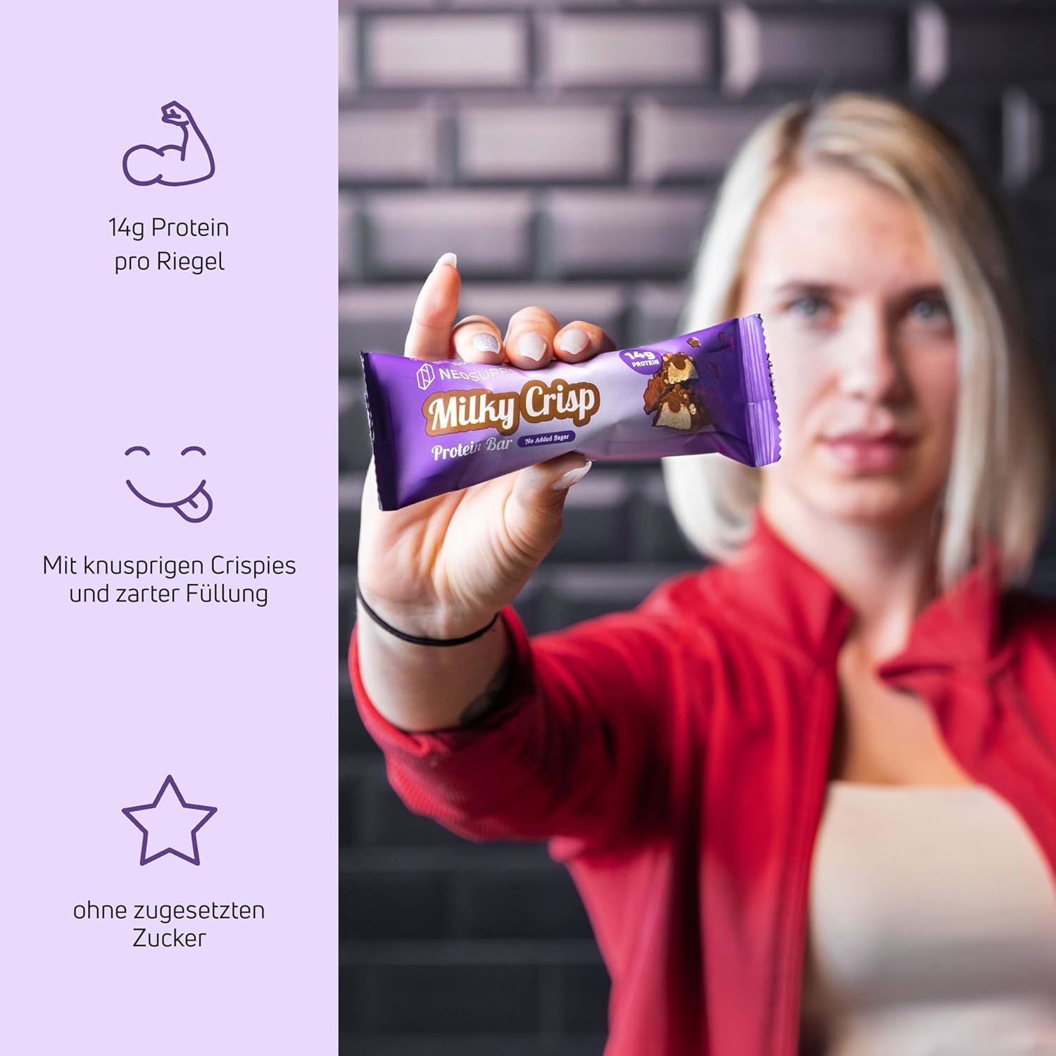 Eine Frau hält eine lila Proteinriegel-Verpackung. Auf der Verpackung steht "Milky Crisp Protein Bar". Daneben Symbole für Protein und Zuckerfrei.