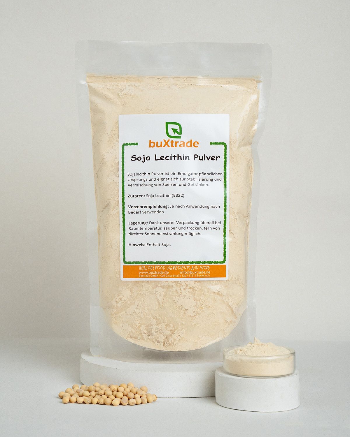 Soja Lecithin Pulver in einem Beutel, Schale und Sojabohnen.