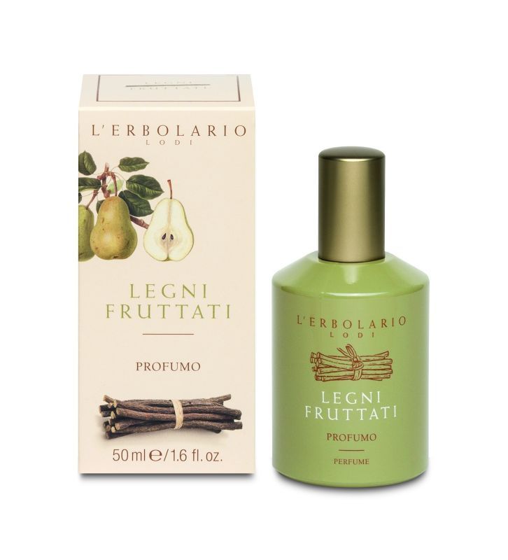 L'Erbolario Legni Fruttati Parfum in grünem Flakon mit goldenem Verschluss. Beinhaltet eine Schachtel mit Birnenabbildung und Holzstämmen.