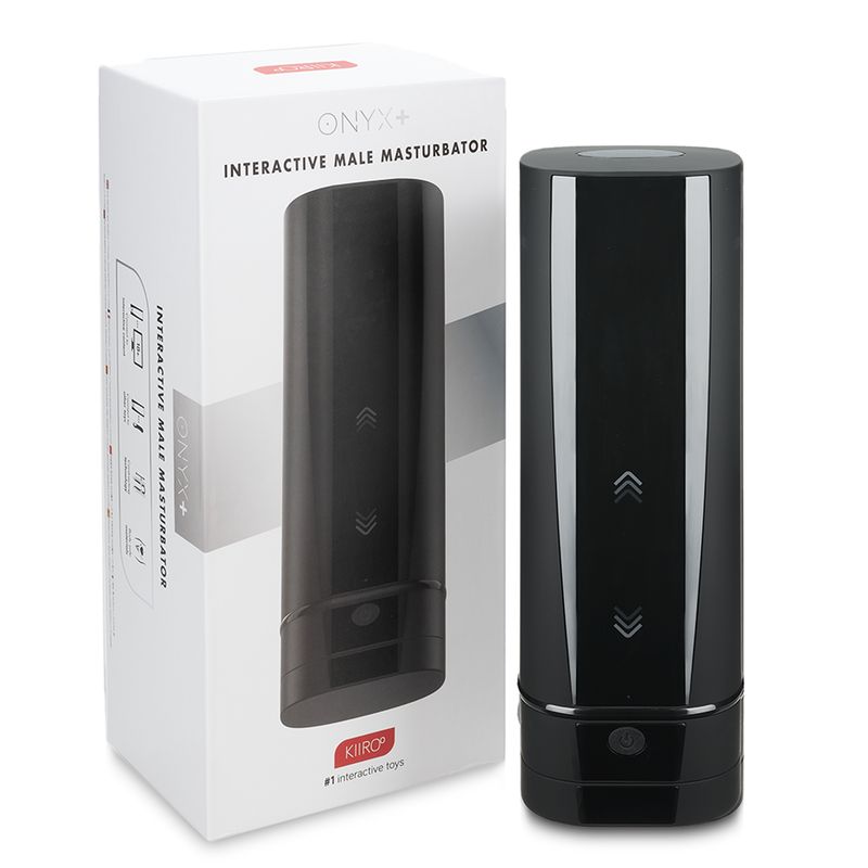 Schwarzer Kiiroo Onyx+ Masturbator mit Hauttextur und Pfeilsymbolen auf weißem Karton.