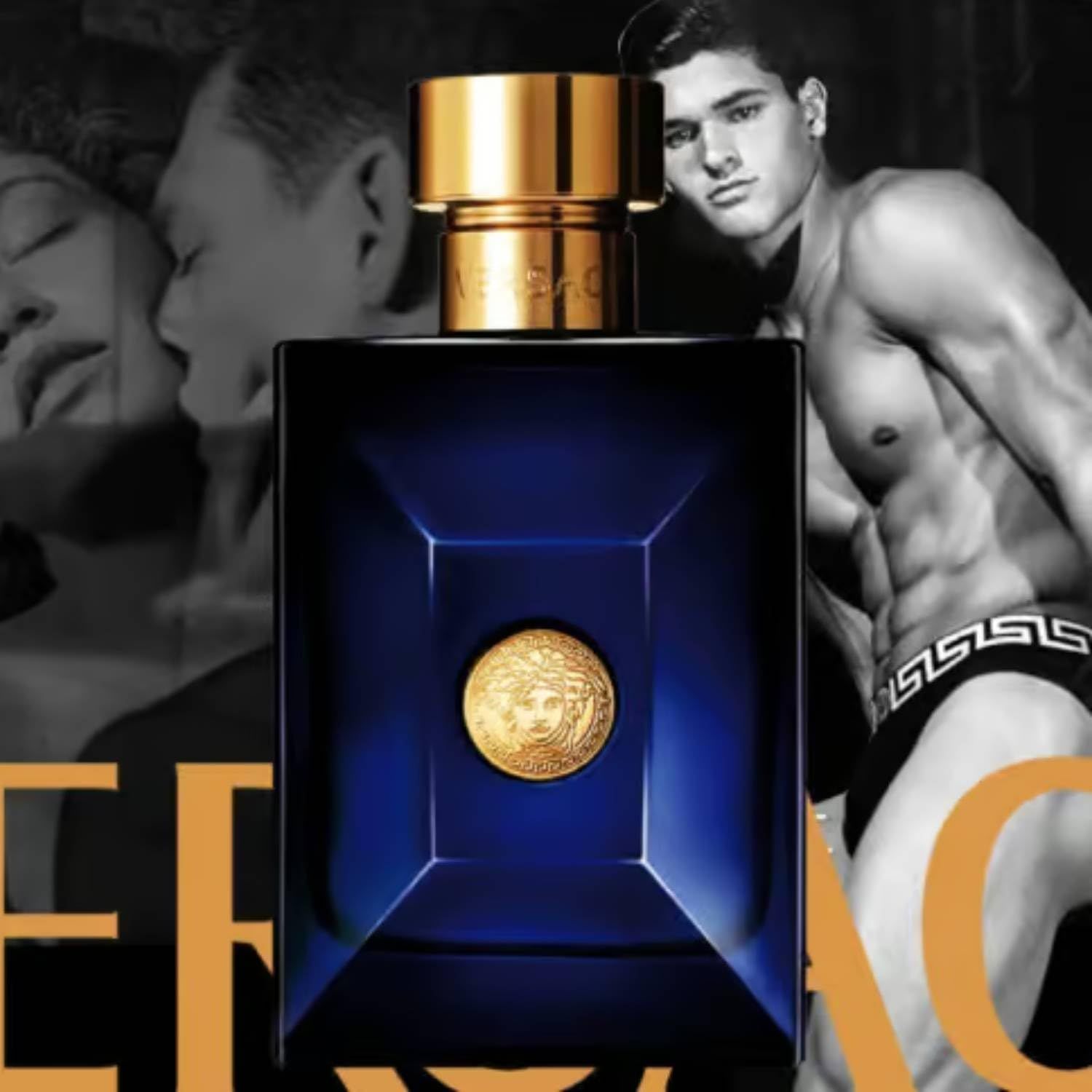 Blaue Flasche mit goldenem Verschluss und Versace-Logo. Im Hintergrund sind zwei Personen abgebildet.