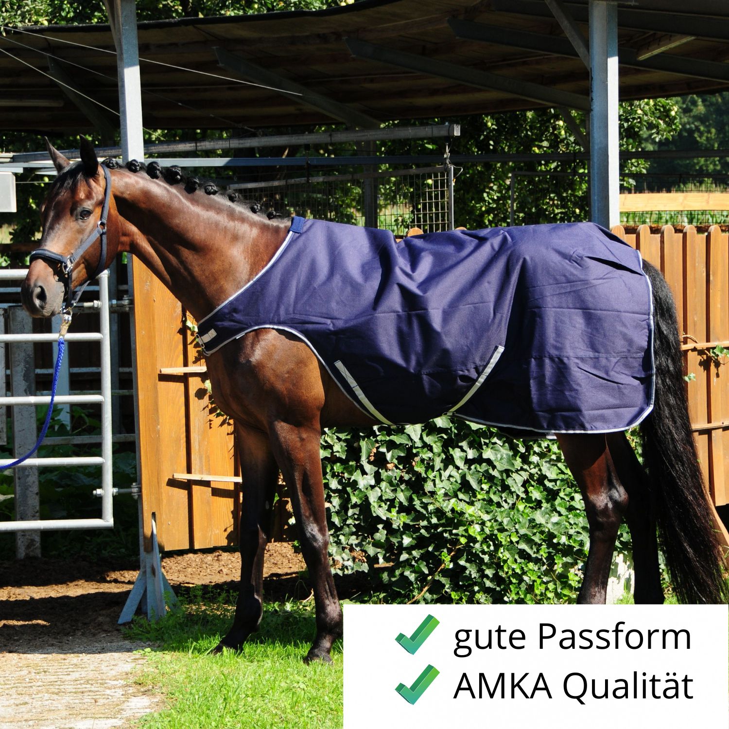 Pferdedecke, dunkelblau mit weißem Rand, auf einem Pferd. Text: gute Passform, AMKA Qualität.