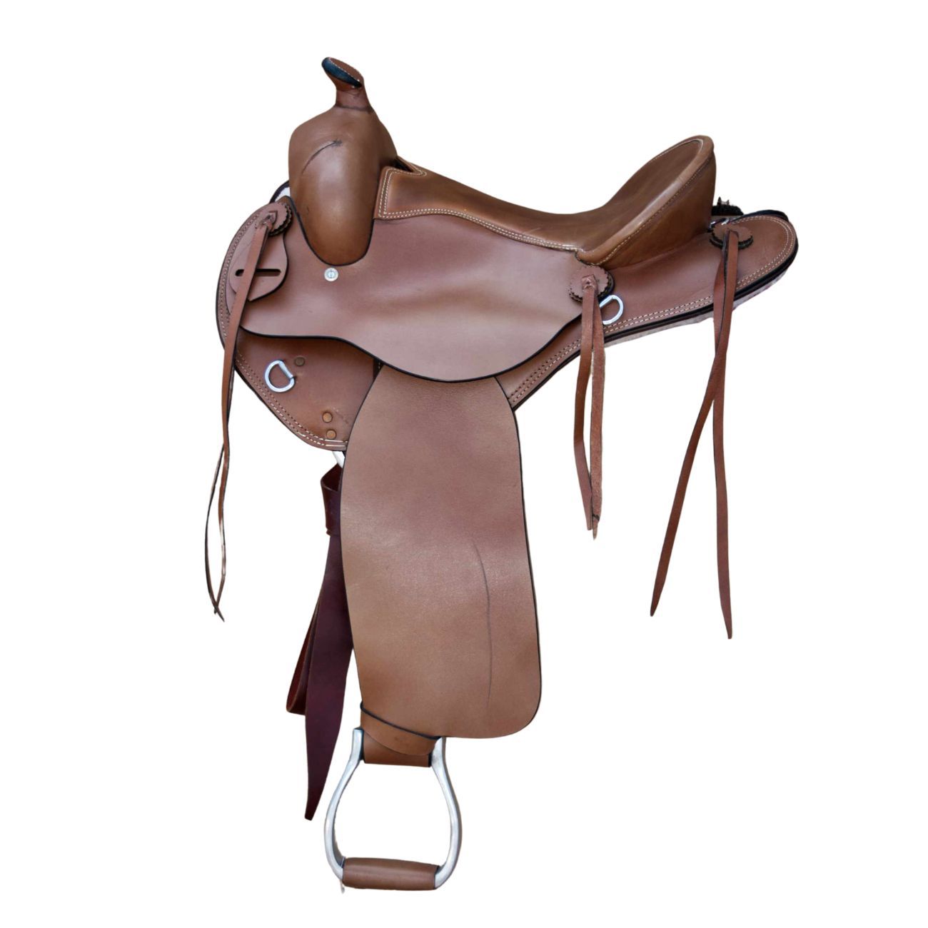 Brauner Westernsattel mit Steigbügeln und Riemen. Lederoptik, helle Nähte, Metallringe.