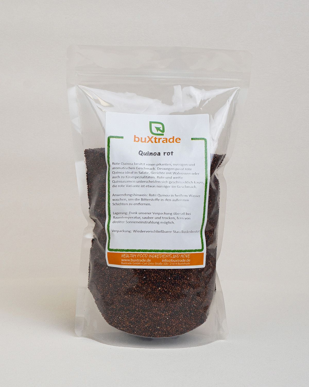 Beutel mit buXtrade Quinoa rot. Aufschrift auf dem Beutel.