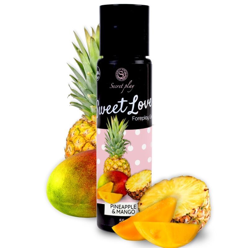 Schwarze Flasche mit "Sweet Love"-Aufschrift, umgeben von Ananas und Mango. Pinkfarbener Hintergrund mit weißen Punkten.