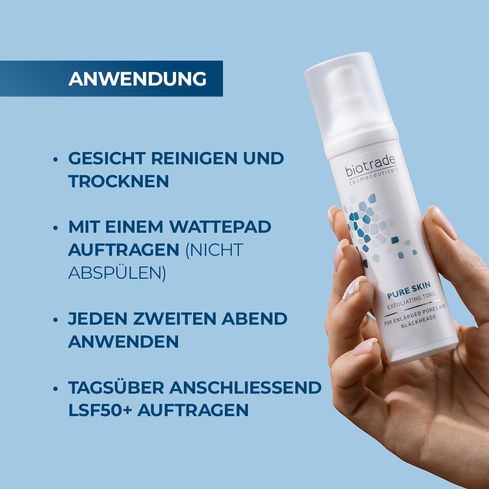 Hand hält Flaschenspray Pure Skin Exfoliating Tonic. Text: Gesicht reinigen, mit Wattepad auftragen, jeden zweiten Abend anwenden.