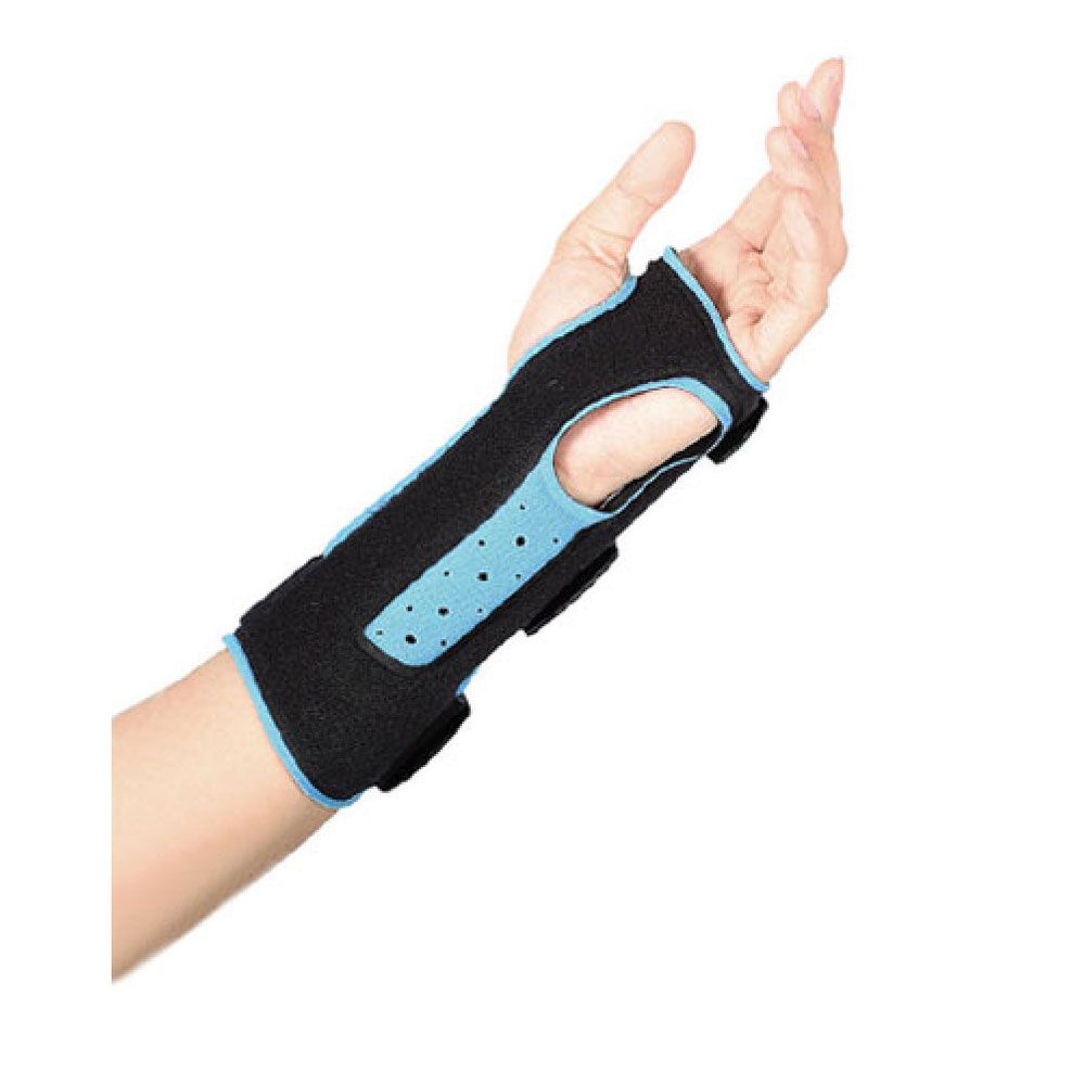 Handgelenkorthese, schwarz mit hellblauen Akzenten. Klettverschlüsse und Öffnungen für Daumen und Hand. Auf Hand getragen.