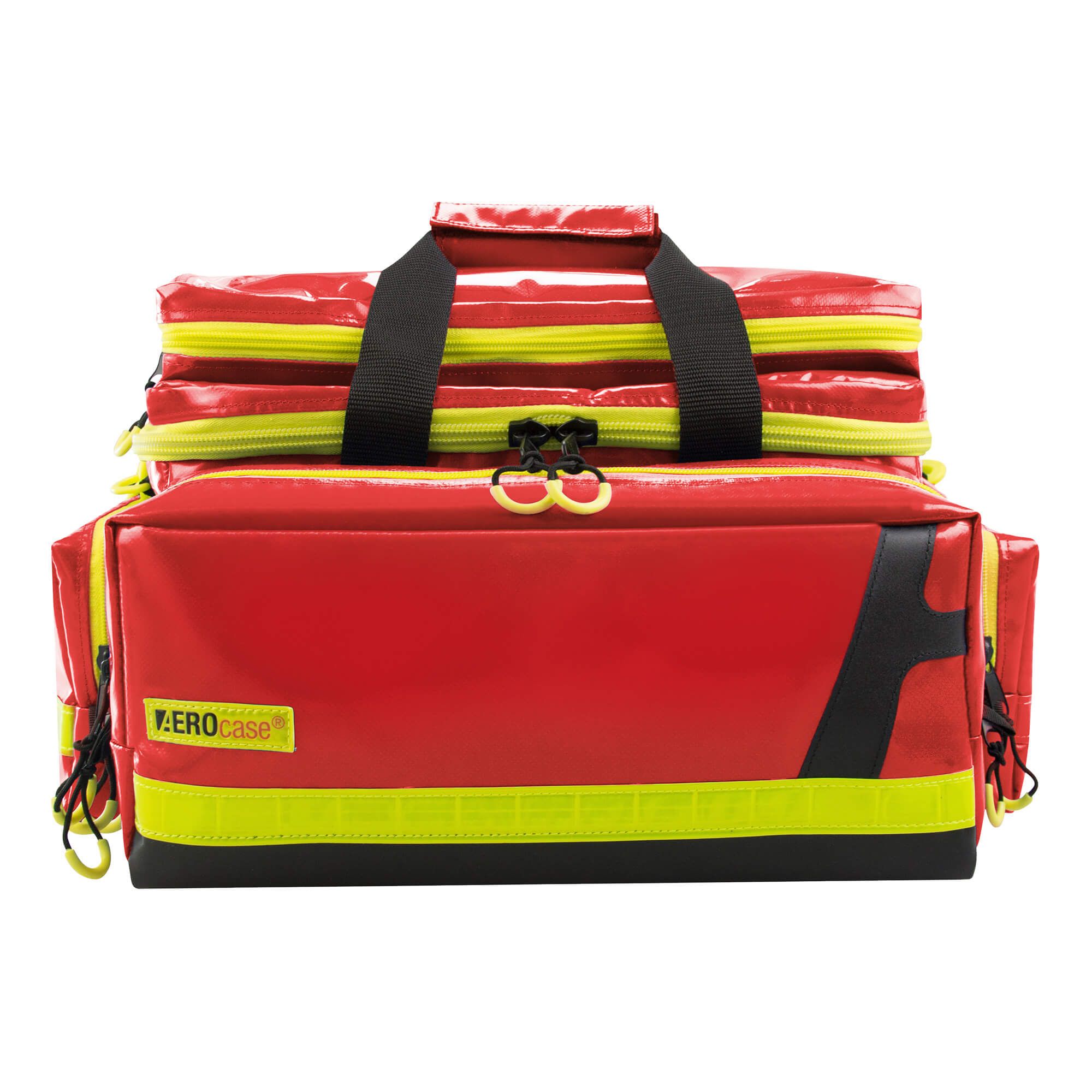 Rote Notfalltasche mit gelben Streifen und Reißverschlüssen. Schwarze Tragegriffe und das Logo AEROcase sind sichtbar.