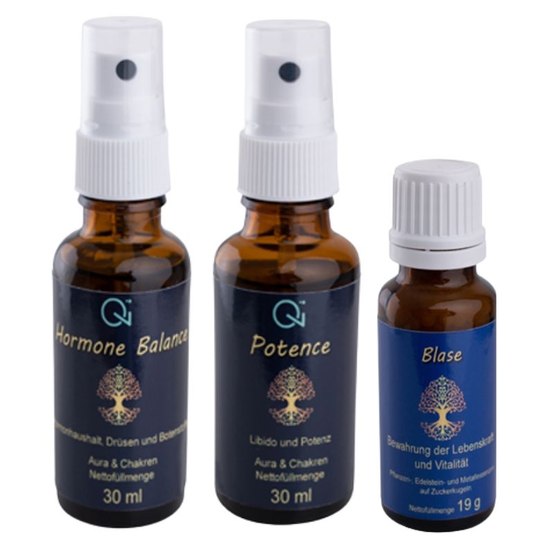 Drei Flaschen Qi-Produkte. Zwei Sprühflaschen mit weißem Sprühkopf, eine kleine Flasche mit Schraubverschluss. Beschriftung: Hormone Balance, Potence, Blase.
