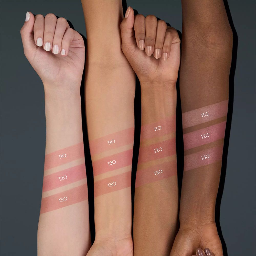 Arme mit Rouge-Swatches in verschiedenen Hauttönen. Farbnummern 110, 120, 130. Rouge-Farben von hell bis dunkel.