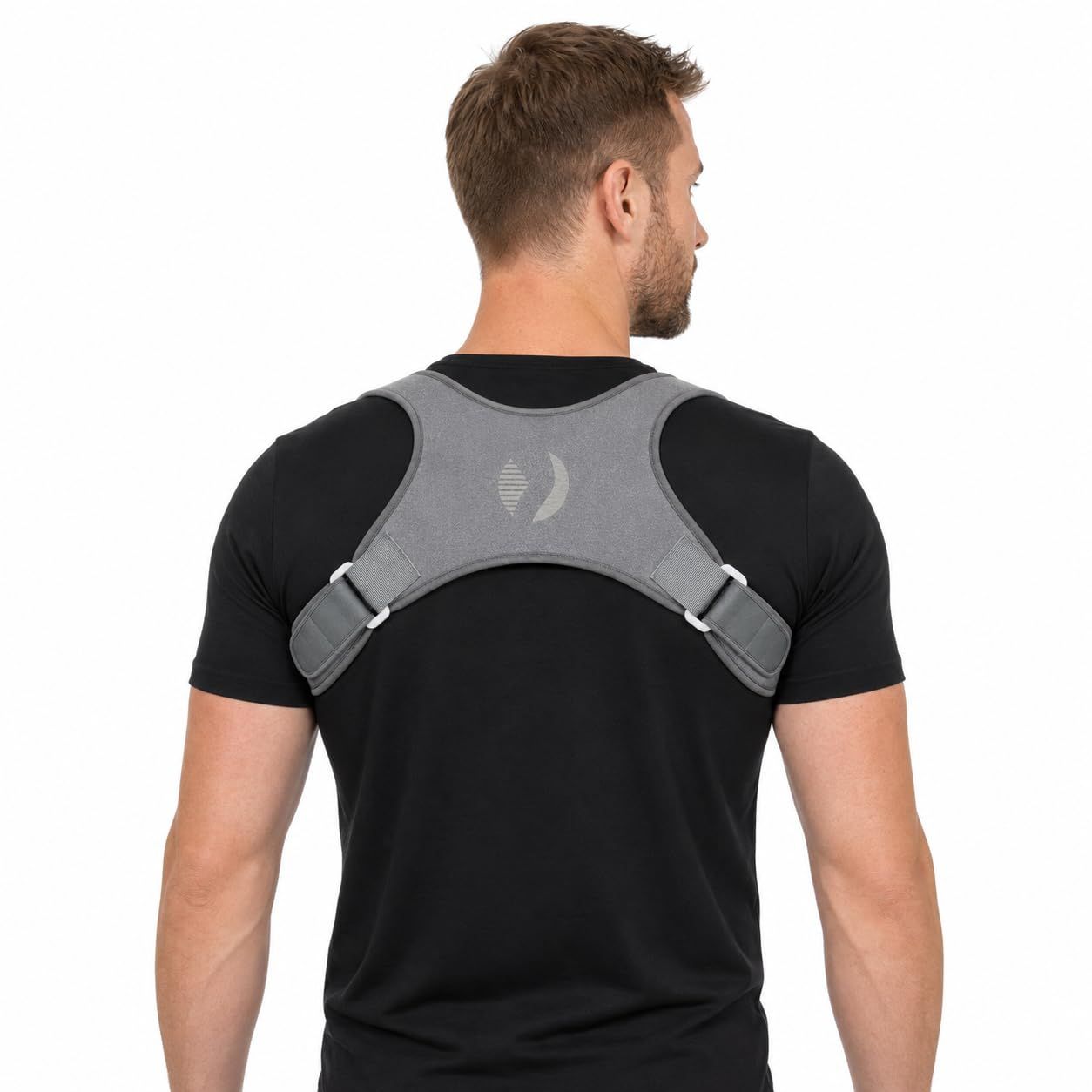 Grauer Haltungskorrektor aus Stoff mit verstellbaren Trägern, der über einem schwarzen T-Shirt getragen wird.