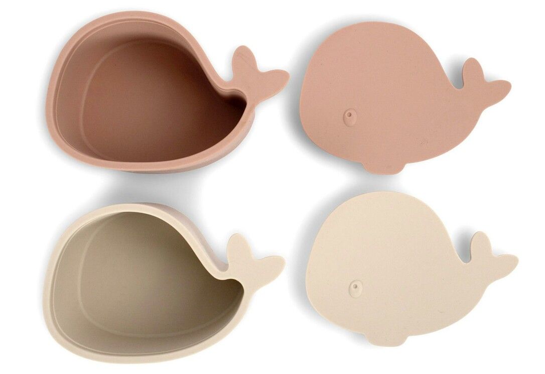 Vier walförmige Brotdosen, zwei geöffnet. Farben: Beige und Rosa. Runde Form mit Flossen. Deckel liegen daneben.