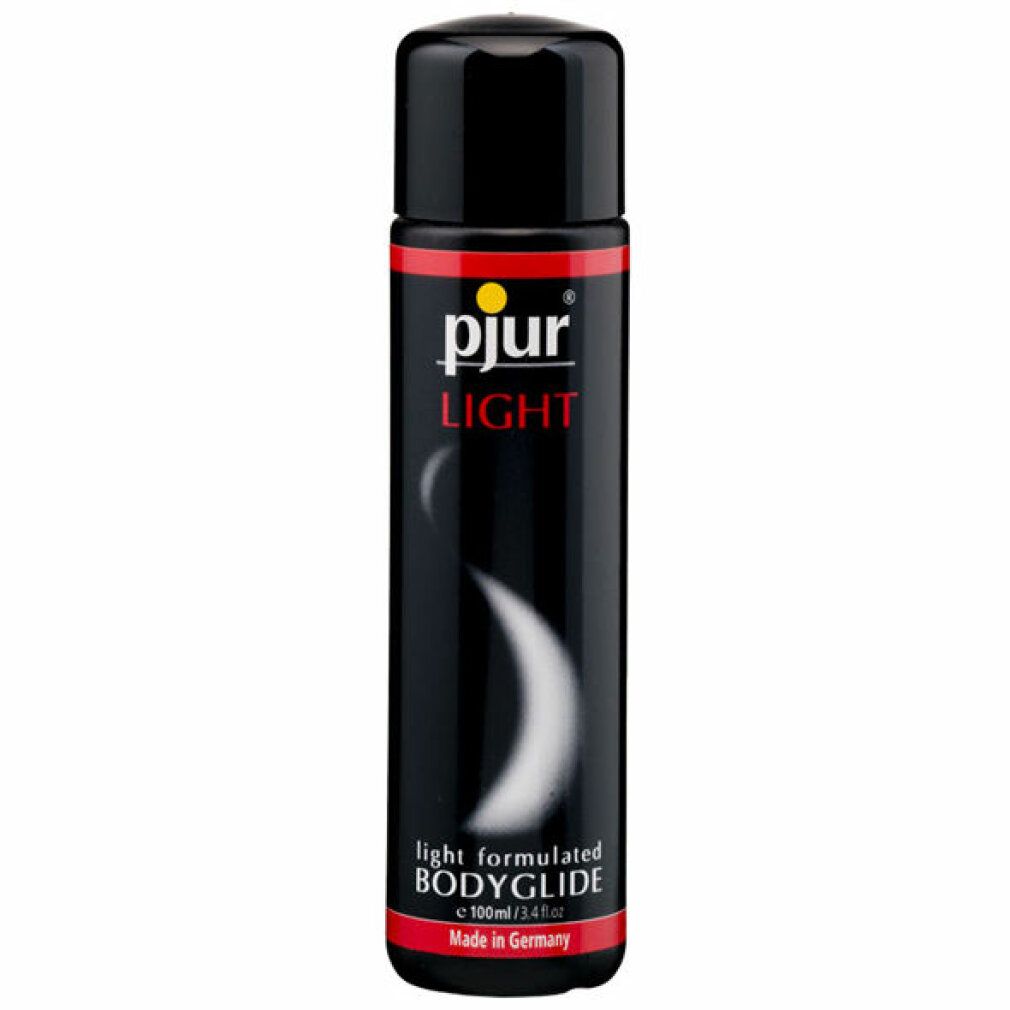 Schwarze Flasche mit rotem und weißem Etikett. Beschriftung: pjur LIGHT, light formulated BODYGLIDE, 100ml/3.4fl.oz, Made in Germany.