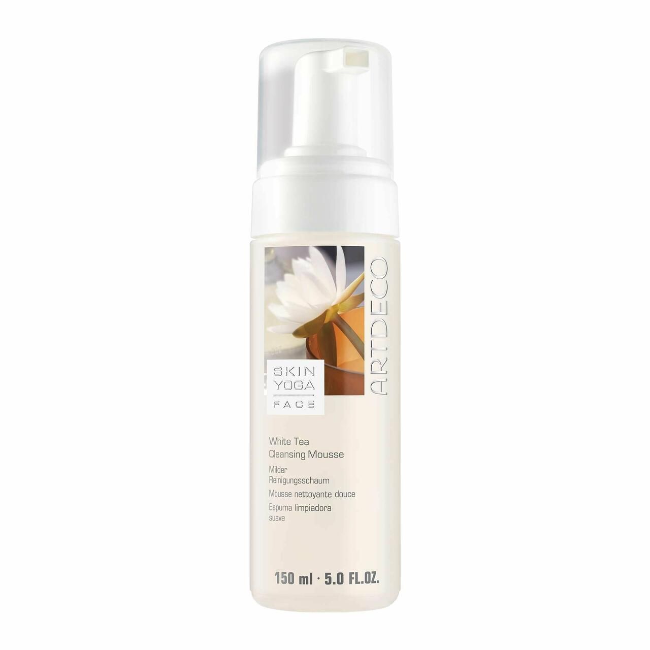 Weißes Flaschen-Design mit Sprühkopf. Aufschrift: Artdeco, Skin Yoga Face, White Tea Cleansing Mousse. Abbildung einer Blüte.