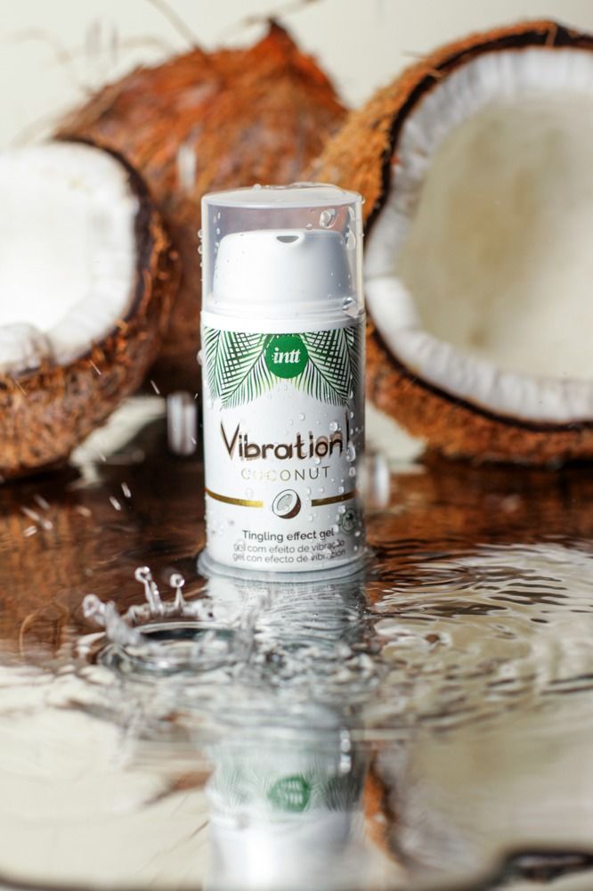 Flasche im Wasser mit Kokosnüssen im Hintergrund. Text: Vibration! Coconut, Tingling effect gel. Mit Cruelty Free Siegel.