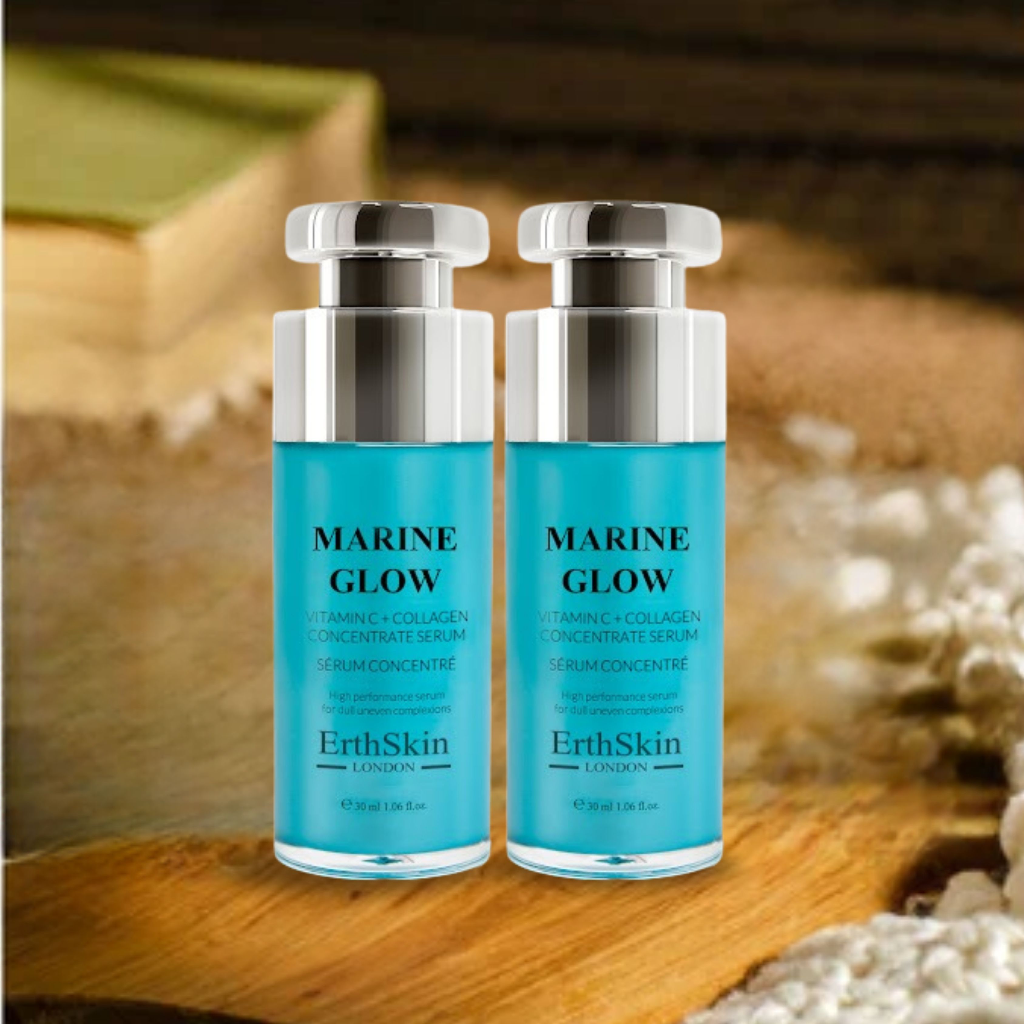 Zwei Flaschen mit blauem Etikett. Aufschrift: Marine Glow, Vitamin C + Collagen Concentrate Serum. Marke: ErthSkin London.