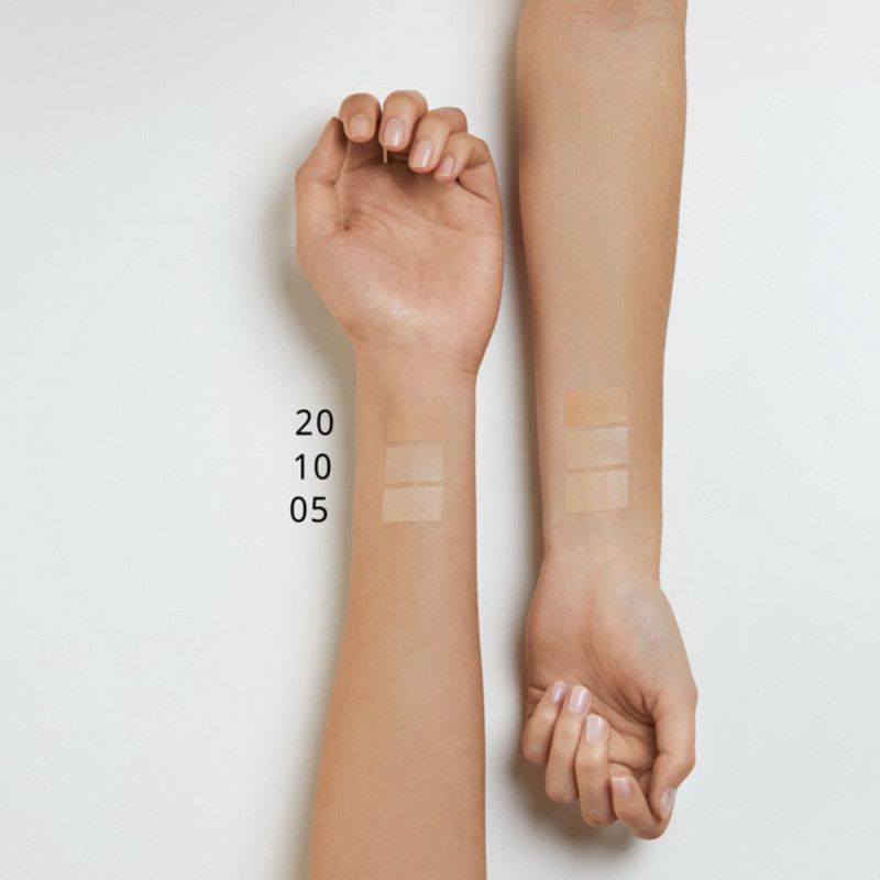 Arme mit aufgetragenen Concealer-Swatches in den Nuancen 20, 10 und 05.